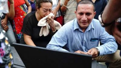 Los padres de Ariadna Aguilar lloran al darle el último adiós a su pequeña hija.