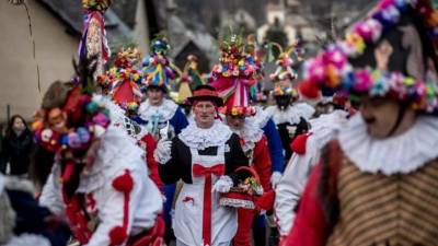 La tradición del carnaval ha envuelto de nuevo con su halo de magia y provocación el paisaje campestre y urbano de la República Checa, con música, bailes y brindis a la fecundidad y la juventud, en un ambiente cargado de buen humor. EFE