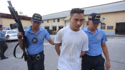 El detenido fue capturado en posesión de una arma de fuego.