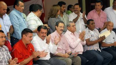 Los alcaldes liberales llegaron a la sede del Partido Liberal a respaldar a sus autoridades.