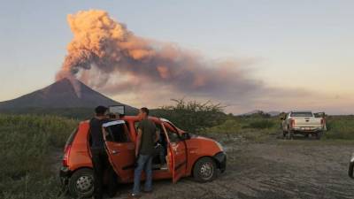 Personas observaban la actividad del volcán Momotombo de Nicaragua.