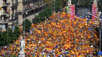 La masiva marcha de ayer, que reunió a casi un millón de personas, cerró un fin de semana de movilizaciones en las calles en numerosos puntos de España, sin unanimidad en la receta: desde los llamamientos a que Rajoy dé un golpe sobre la mesa, a los más conciliadores llamados al diálogo con el Ejecutivo catalán de Puigdemont.