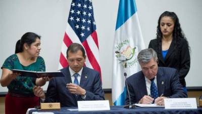 El comisionado del Servicio de Aduanas y Protección Fronteriza de Estados Unidos, R, Gil Kerlikowske (d), firman un convenio con el ministro de Gobernación de Guatemala, Francisco Manuel Rivas. EFE