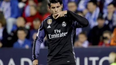 GRA626. LEGANÉS (MADRID), 05/04/2017.- El delantero del Real Madrid Álvaro Morata celebra el segundo gol que ha marcado, el tercero del equipo ante el Leganés, durante el partido de la trigésima jornada de la Liga de Primera División que se juega hoy en estadio municipal de Butarque, en Madrid. EFE/JuanJo Martín