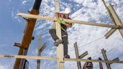 Evan Avant arma el marco de hierro para una valla publicitaria en Oklahoma City, Oklahoma, el 27 de julio de 2023.