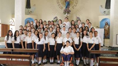 Las bachilleres acompañadas por sor Suyapa Rodríguez (centro). fotos: franklyn muñoz.