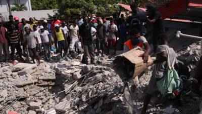 Autoridades dijeron este lunes que más de 1,400 personas murieron y 6,900 resultaron heridas en el terremoto que sacudió el sábado el suroeste de Haití.
