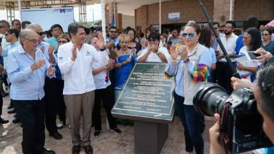 La pareja presidencial al inaugurar Ciudad Mujer.