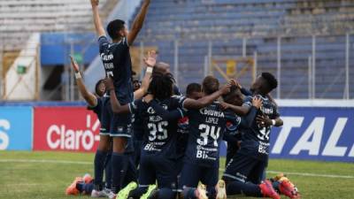 Los jugadores del Motagua celebran el segundo gol del partido anotado por Rubilio Castillo.