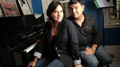Los ganadores del Óscar, Kristen Anderson y Robert Lopez.