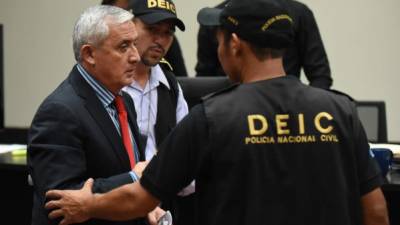 El expresidente Otto Pérez Molina cuando salía de los tribunales para ser trasladado al cuartel militar de Matamoros.