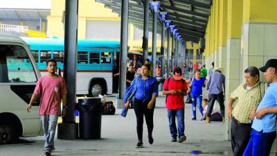 Unidades del transporte en la central de buses.