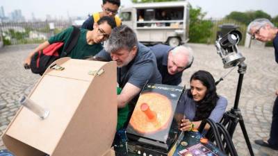 Decenas de personas en el mundo observan con detenimiento el paso de Mercurio por el Sol.