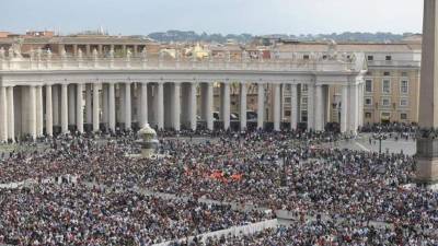 Aunque no estaba previsto, el papa Francisco tomó la palabra para decir que 'la Iglesia no cesa de decir ante nuestras derrotas y ante nuestros corazones cerrados y atemorizados que el Señor ha resucitado'. EFE