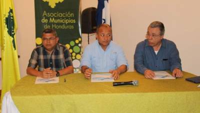 Autoridades de Amhon y la Diecp.