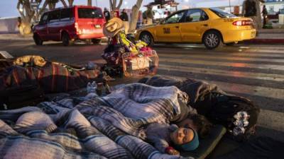 Ante la necesidad de recursos para atender a los miles de integrantes de la caravana migrante centroamericana, el alcalde de la ciudad mexicana de Tijuana, Juan Manuel Gastélum, declaró hoy una crisis humanitaria en esta ciudad mexicana.Mientras tanto los miles de migrantes se ven obligados a dormir en la calle porque los albergues están abarrotados.