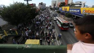 Campesinos marchan hacia el Centro Histórico de Guatemala hoy, martes 7 de marzo de 2017, durante una manifestación en Ciudad de Guatemala (Guatemala). EFE