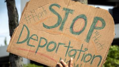 Muchos manifestantes dicen “No a la deportación”.