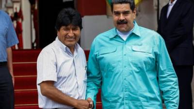 El presidente de Venezuela Nicolás Maduro, saluda a su homólogo de Bolivia Evo Morales. foto del 15 de abril de 2018. AFP