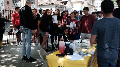 Un grupo de migrantes recién llegado a Nueva York se inscriben para recibir atención médica.