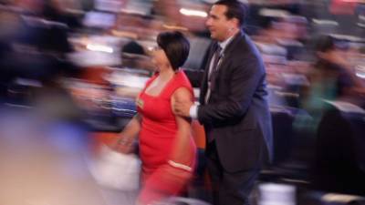 Blanca Hernández fue sacada del recinto por reclamar al presidente Barack Obama por las altas deportaciones de hispanos indocumentados.