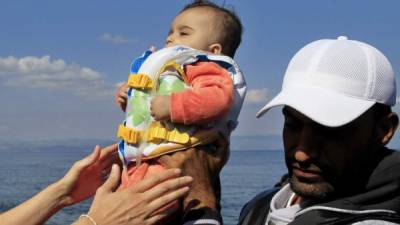 El número de muertos en el naufragio hoy de una embarcación con refugiados y migrantes ante las costas de la isla griega de Farmakonisi asciende a, por lo menos, 28.