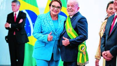 <b><span class=mln_uppercase_mln>ceremonia.</span></b> La presidenta estuvo ayer en la investidura de Lula da Silva en el Congreso de Brasil.<span class=mln_uppercase_mln> </span>
