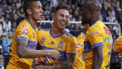 MO18. MONTERREY (MÉXICO), 10/12/2017.- Los jugadores de Tigres, Francisco Meza (i), Eduardo Vargas (c) y Enner Valencia (d), celebran un gol hoy, domingo 10 de diciembre de 2017, durante el partido de vuelta correspondiente a la final del Torneo Apertura 2017 mexicano, entre Club de Fútbol Monterrey y Club de Fútbol Tigres de la Universidad Autónoma de Nuevo León, en el Estadio BBVA de la ciudad de Monterrey (México). EFE/Antonio Ojeda