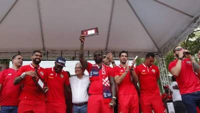 Gabriel 'Gavilán' Gómez, Luis 'Matador' Tejada, el alcalde José Isabel Blandón, Felipe Baloy, Jaime Penedo y Blas Pérez reciben las llaves de la ciudad hoy, sábado 30 de junio de 2018, durante un homenaje tras su llegada al país centroamericano luego de su debut histórico en el Mundial de Rusia 2018, en el Parque Urracá de Ciudad de Panamá (Panamá). EFE/Rogelio Adonican Osorio