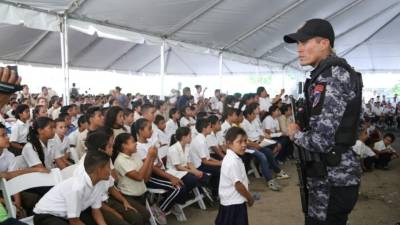 El programa busca prevenir la participación de jóvenes en las pandillas.