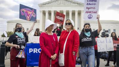 Fotografía de archivo donde se observa a partidarios del aborto y manifestantes en contra se reúnen frente a la Corte Suprema de EE.UU.