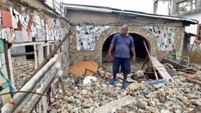 Un hombre observa los restos de su casa hoy, domingo 10 de septiembre del 2017, luego del paso del huracán Irma por La Habana, (Cuba). EFE