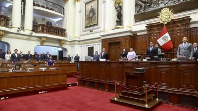 El Congreso de Perú suspendió los debates para definir el adelanto de elecciones tras no llegar a un acuerdo durante la sesión del lunes.