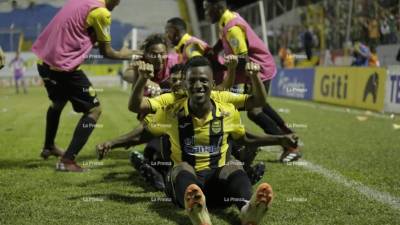 La celebración de los jugadores del Real España tras el gol de Darixon Vuelto contra el Marathón.