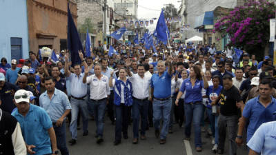Juan Orlando Hernández iba a la cabeza de la multitudinaria caminata realizada ayer en la capital.