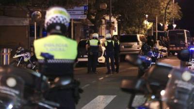 Miembros de las fuerzas seguridad, esta madrugada en la zona del atentado en Cambrils, Tarragona. EFE