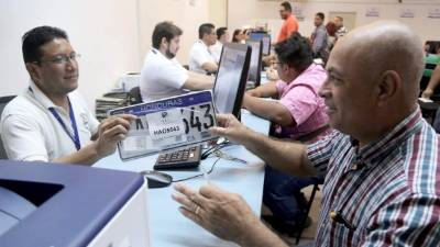 Así se realizó la entrega de la nueva placa a quienes no tenían, tanto de carros como de motos durante el 2019 en San Pedro Sula. Fotos: Melvin Cubas.