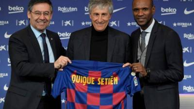Josep Maria Bartomeu y Eric Abidal presentaron a Quique Setién como nuevo DT del Barcelona. Foto AFP.