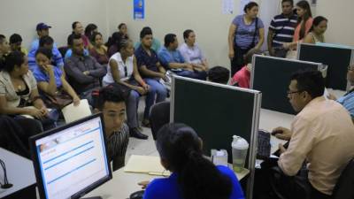 Varias personas son atendidas en la regional de la Secretaría de Trabajo. Foto: Melvin Cubas