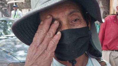 Doña Reina Florentina Cortés espera retirar el cuerpo de su hijo en medicina forense de Tegucigalpa.