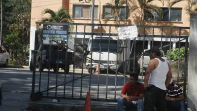 Familiares ayer en Medicina Forense.