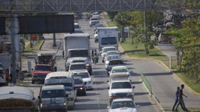 Transito. Vehículos transitando por el bulevar del este en San Pedro Sula.