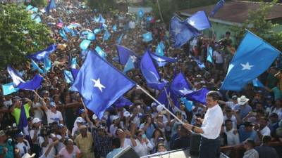 Los simpatizantes del Partido Nacional se aglomeraron ayer entre la colonia Alfonso XIII y el barrio Abajo adonde el aspirante Juan Orlando Hernández ondeó la bandera nacionalista.