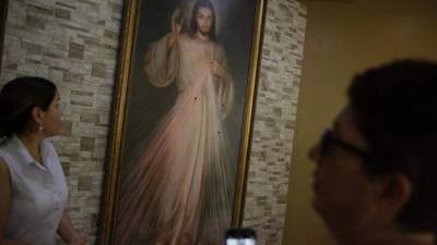 Una mujer reza en la Divina Misericordia. EFE