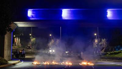 Fotografía de un bloqueo en la autopista Prados del Este durante las protestas por los resultados de las elecciones presidenciales el lunes 29 de julio , en la autopista Prados del Este, en Caracas (Venezuela).
