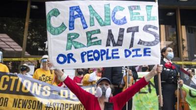 Manifestantes exigen al Gobierno de Biden alargar la moratoria por renta por la variante delta en EEUU./AFP.