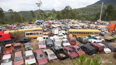En Tegucigalpa, la mayoría de carros decomisados se encuentran en los planteles del anillo periférico en la salida de Valle de Ángeles y salida a oriente. Fotos: Andro Rodríguez