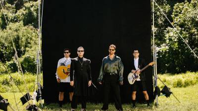 Ricky Martin junto a los integrantes del grupo mexicano Reik, el cantante Jesús Navarro, y los guitarristas Julio Ramírez y Bibi Marín, durante la grabación del video “A Veces Bien y A Veces Mal”.