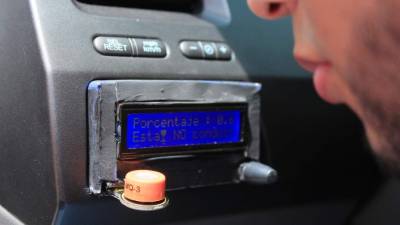 Un alumno sopla el alcoholímetro, y ante los altos niveles de licor, el carro no se enciende. Fotos: Jorge Monzón