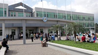 Familiares de los acusados llegaron al juzgado a espera de las audiencias y resoluciones en las que algunos lograron su libertad.